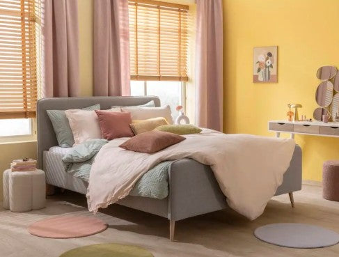 Bed Jill – Lichtgrijs tweepersoonsbed 160x200cm met bouclé bekleding
